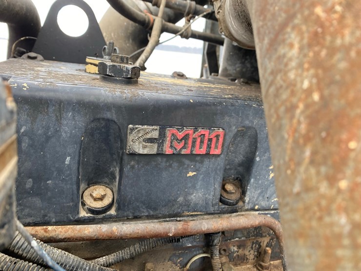 1994-freightliner-day-cab-semi-image-60