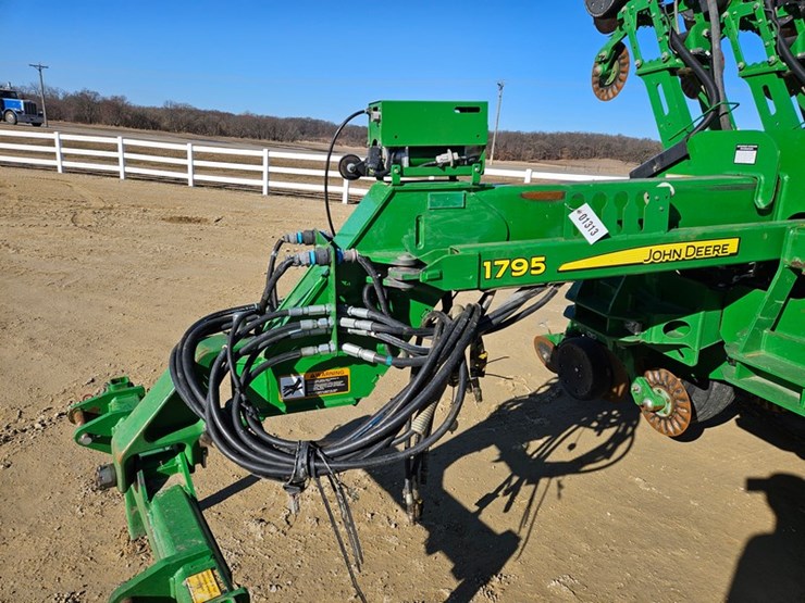 2017-john-deere-1795-image-13