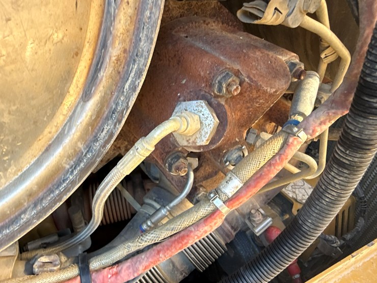 2015-caterpillar-d6t-lgp-image-34