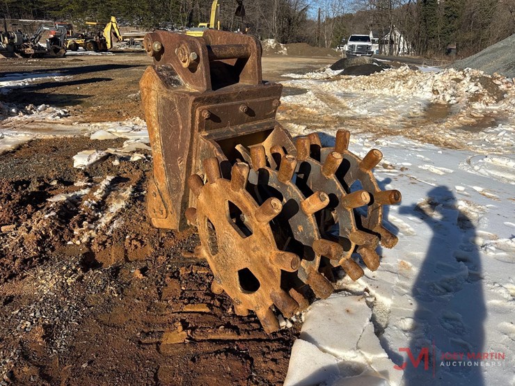 28"-excavator-tooth-bucket-and-compaction-wheel-image-4