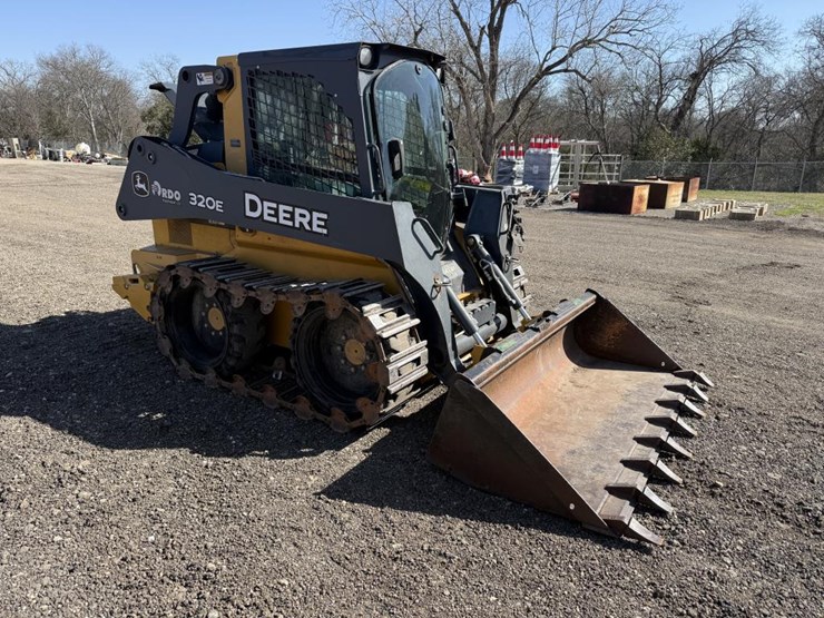 2014-deere-320e-image-1
