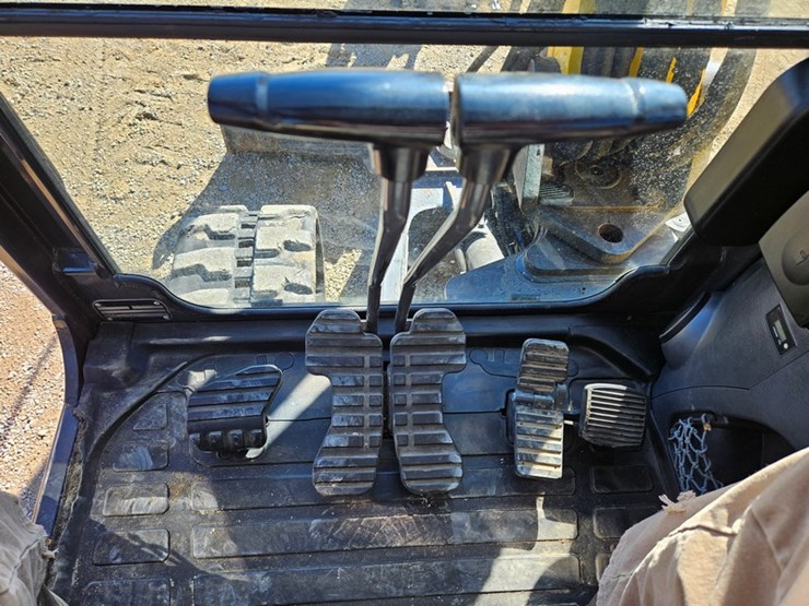 new-holland-e57c-image-21