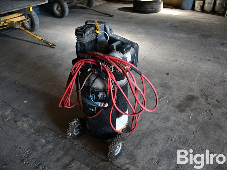 industrial-air-ila1883054-30-gallon-tank-air-compressor-image-5