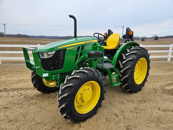 2025-john-deere-5067e-image-1