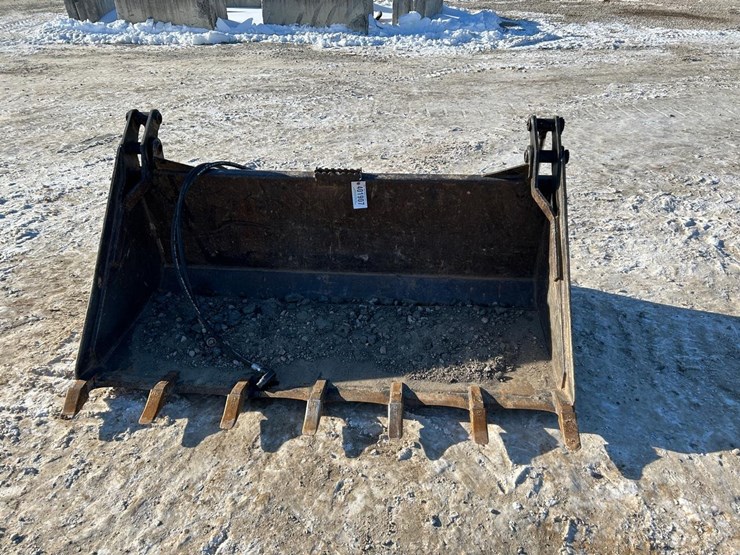 72”-4-in-1-skid-steer-bucket-image-1