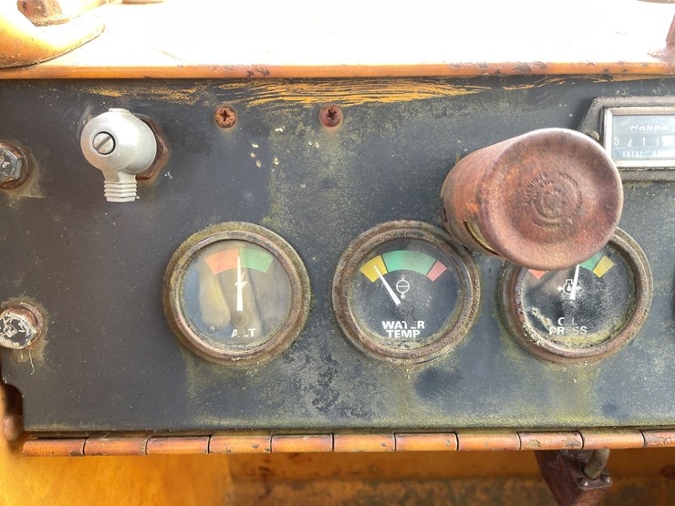 #13009-•-case-8500-crawler-loader-image-39