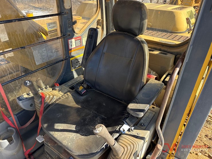 2002-deere-200c-lc-image-24