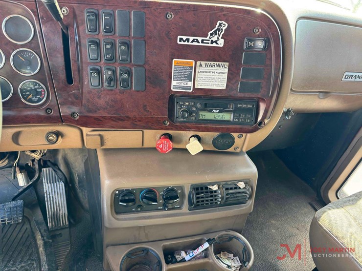 2005-mack-granite-cv713-image-33