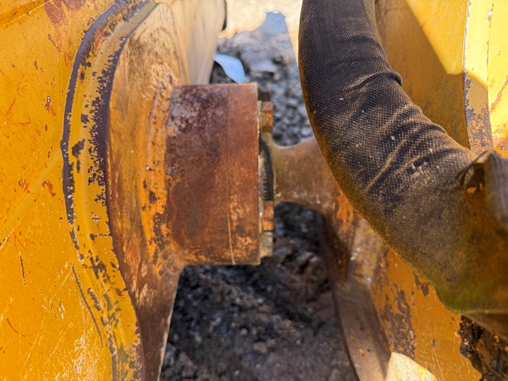 2006-deere-700j-image-15