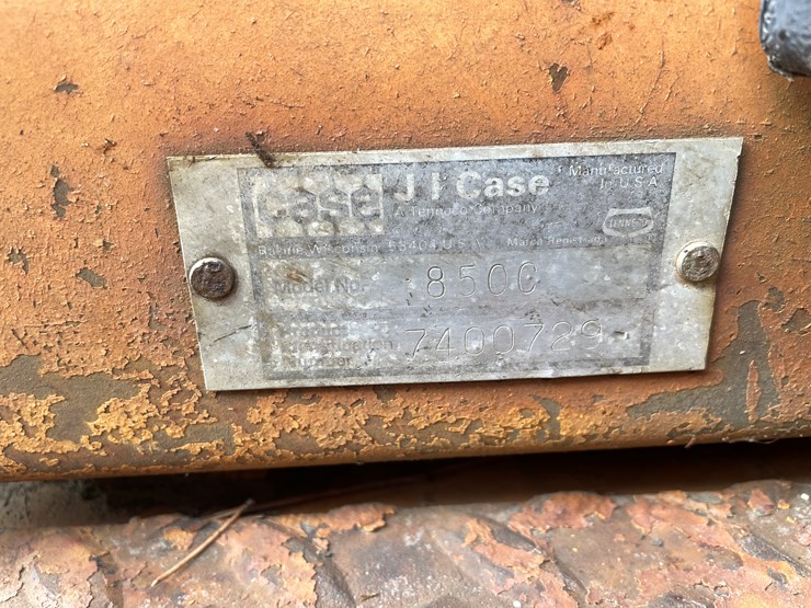 #13009-•-case-8500-crawler-loader-image-48