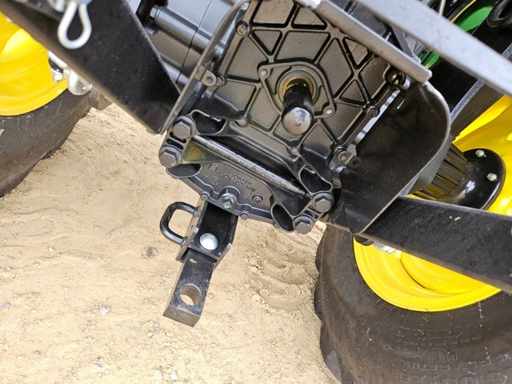2025-john-deere-3032e-image-18