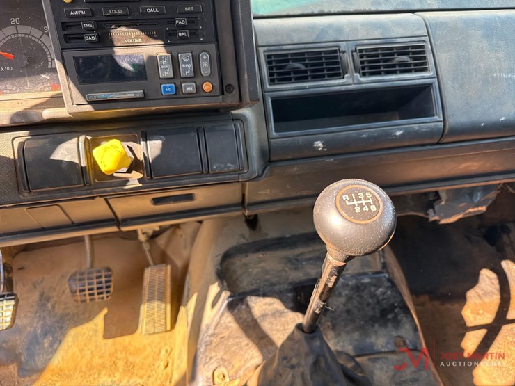 2002-gmc-c7500-flatbed-truck-image-3