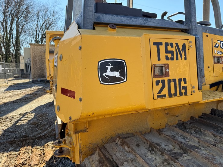 2006-deere-700j-image-37