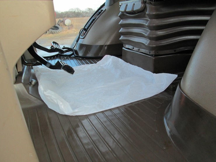 john-deere-8235r-image-24