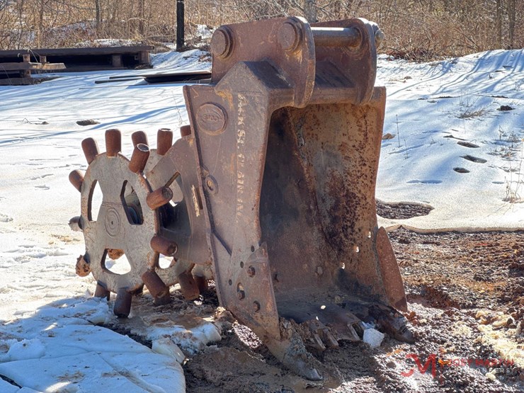 28"-excavator-tooth-bucket-and-compaction-wheel-image-2
