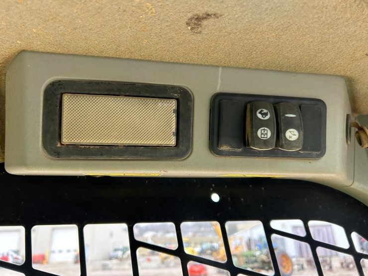 2016-caterpillar-259d-image-24