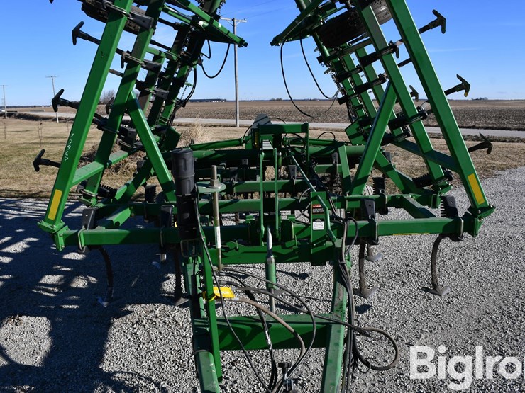 john-deere-32-image-10