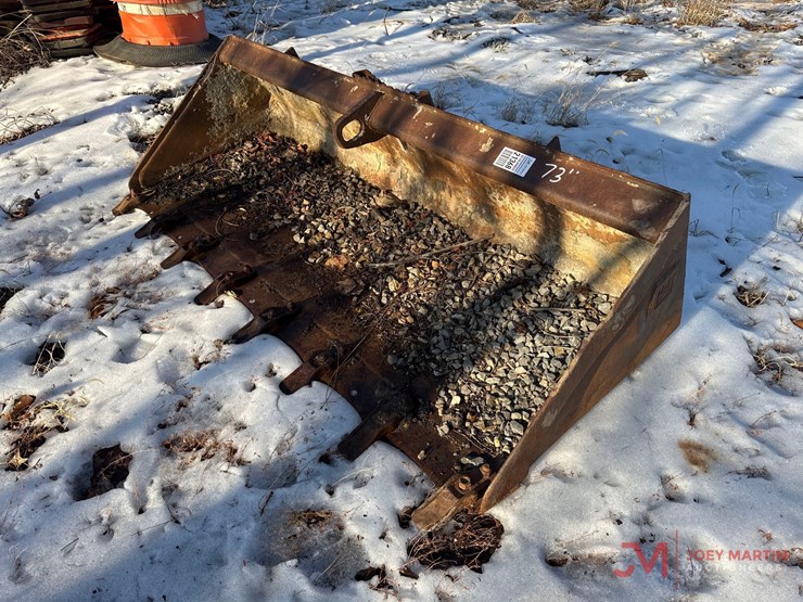 cat-73"-tooth-bucket-skid-steer-attachment-image-4