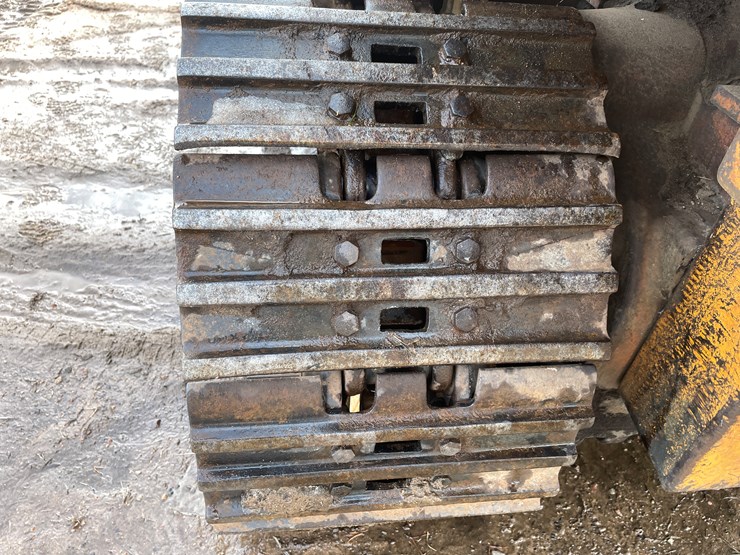 #13009-•-case-8500-crawler-loader-image-15