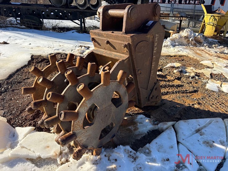 28"-excavator-tooth-bucket-and-compaction-wheel-image-3