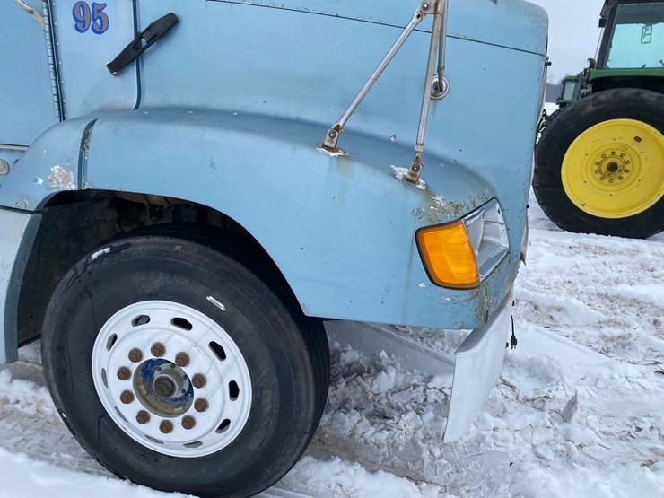 1994-freightliner-day-cab-semi-image-9