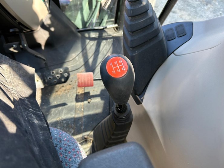 2023-massey-ferguson-5711-image-24