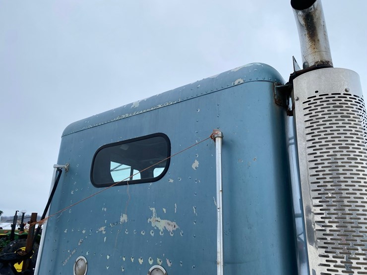 1994-freightliner-day-cab-semi-image-15