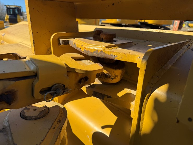 2015-caterpillar-d6t-lgp-image-13
