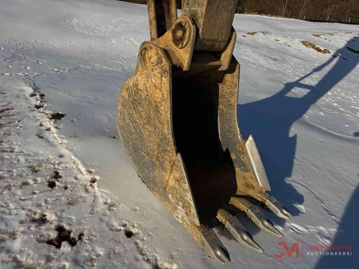 deere-245g-lc-image-15