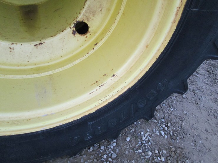 john-deere-8235r-image-12