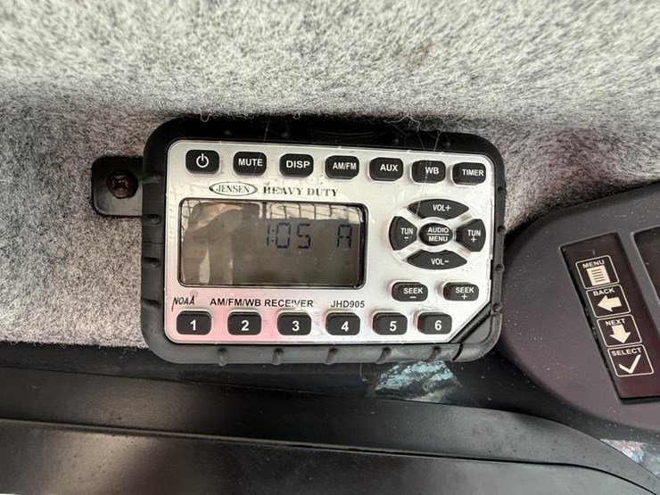 2014-deere-320e-image-13