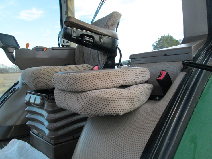 john-deere-8235r-image-25