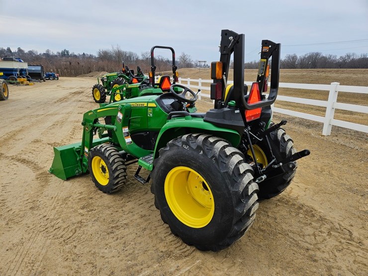 2025-john-deere-3032e-image-3