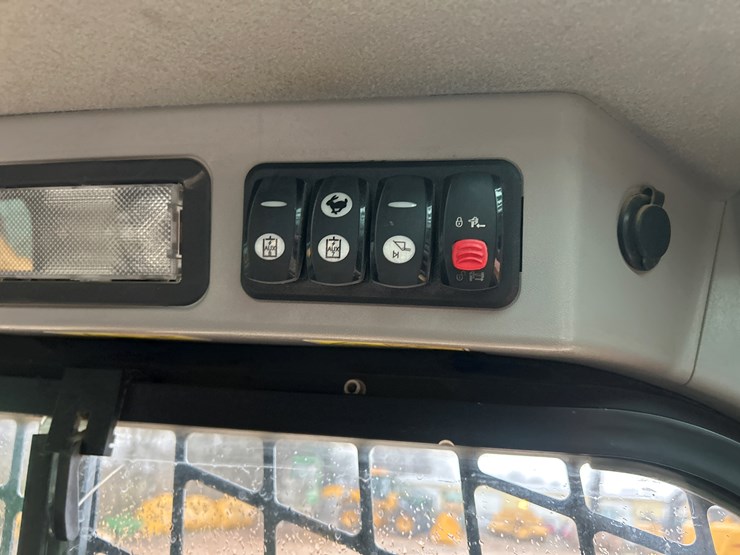 2017-caterpillar-259d-image-26