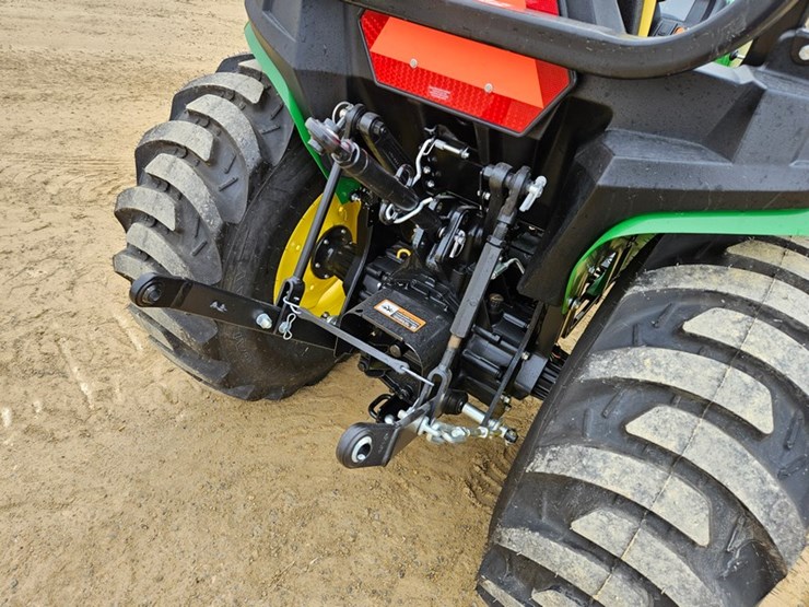 2025-john-deere-3032e-image-17