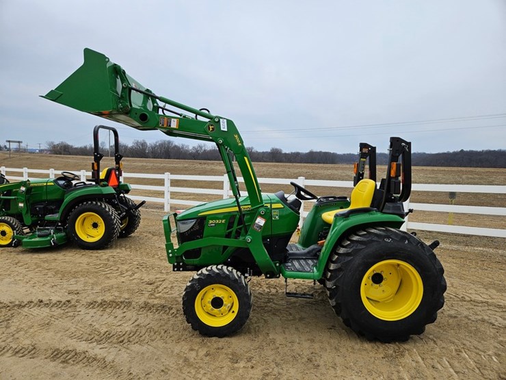2025-john-deere-3032e-image-10
