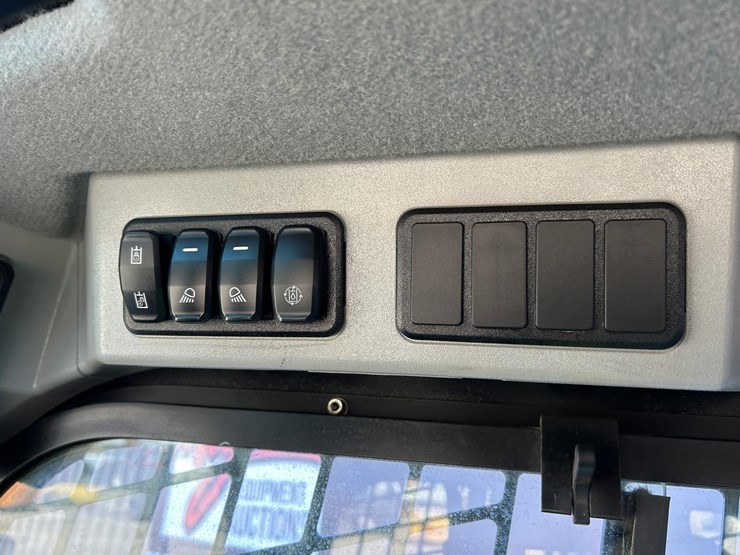 2022-caterpillar-262d3-image-22