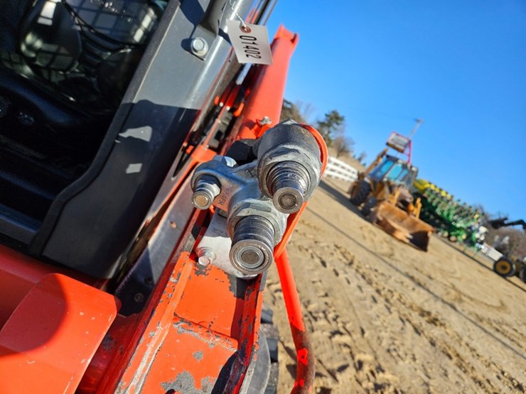 2022-kubota-ssv75-image-11