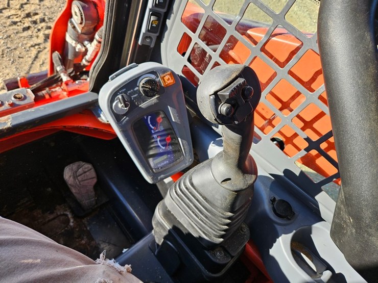 2022-kubota-ssv75-image-21