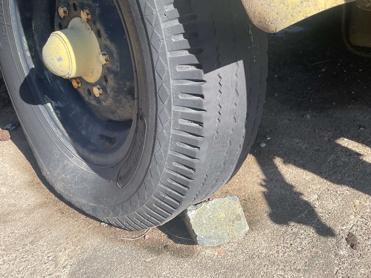 #13065-•-le-roi-gas-powered-generator-on-wheels-image-12