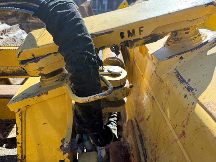 2006-deere-700j-image-23