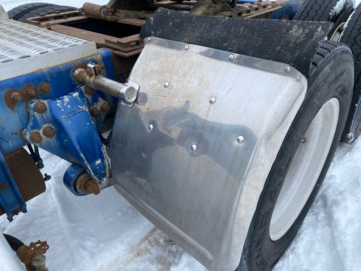 1994-freightliner-day-cab-semi-image-33