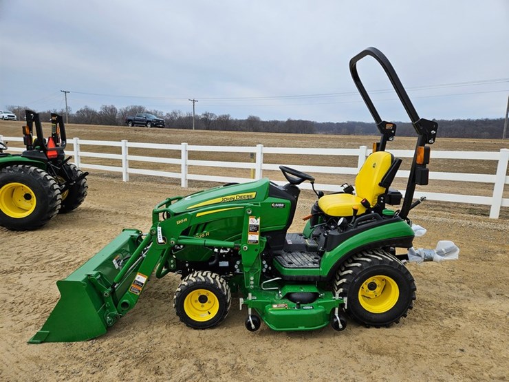 2025-john-deere-1025r-image-2