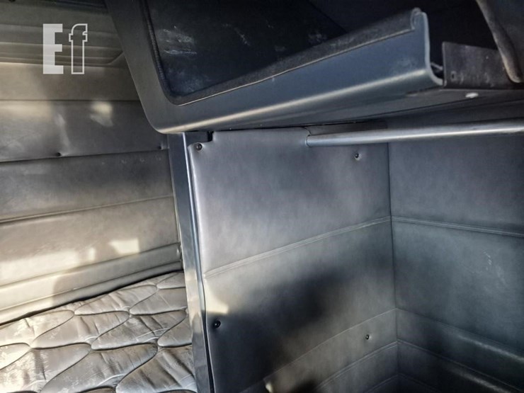 1995-peterbilt-379-image-22