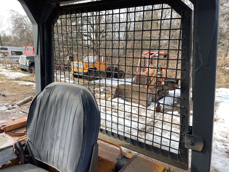 #13009-•-case-8500-crawler-loader-image-35