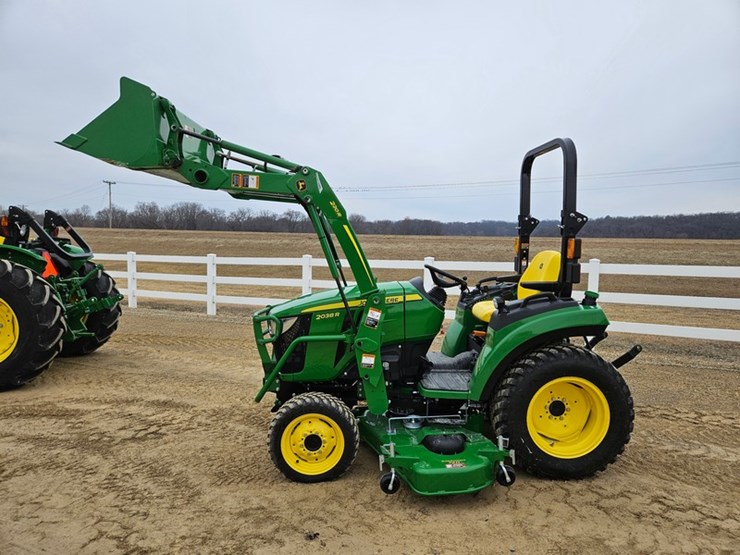 2025-john-deere-2038r-image-12