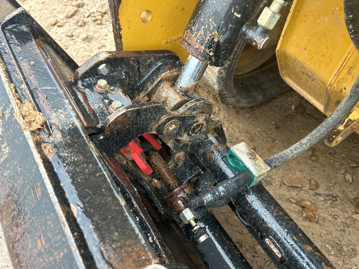 2017-caterpillar-259d-image-13