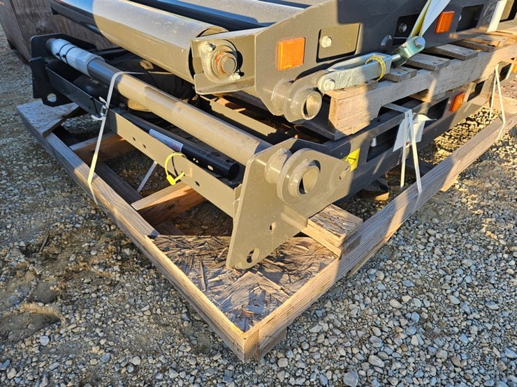 massey-ferguson-lb2234-image-3