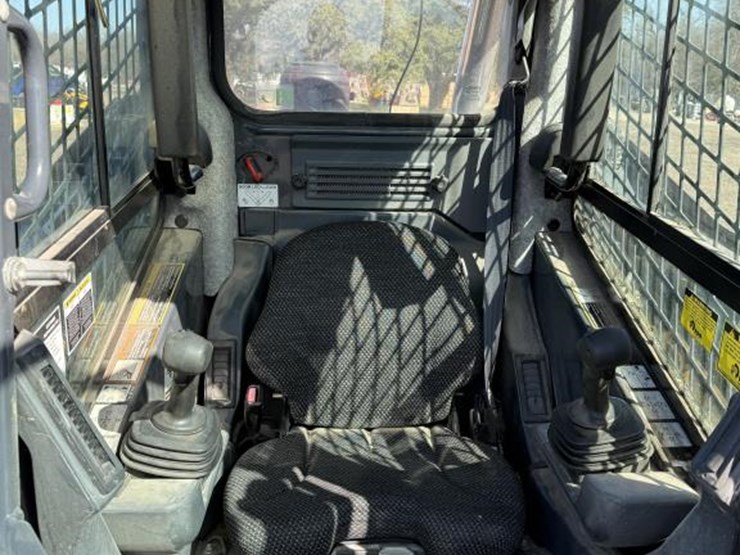 2014-deere-320e-image-10