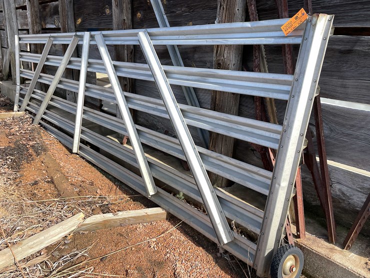 #13050-•-metal-gate-and-posts-image-2